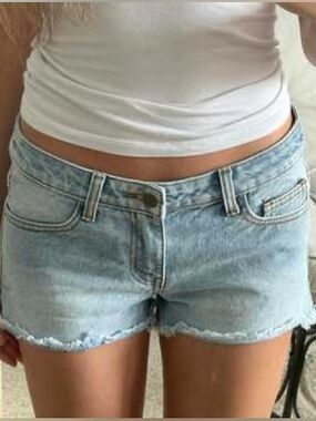 Brandy Melville John Galt light wash denim shorts